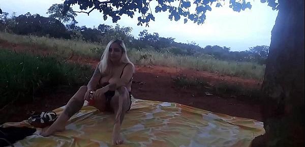  ENFIEI A PICA NA LOIRINHA NO MEIO DA ESTRADA EM PUBLICO (assista completo no xvideos RED )